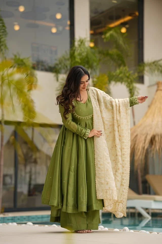 Pista green cosmos suit set - Image 3