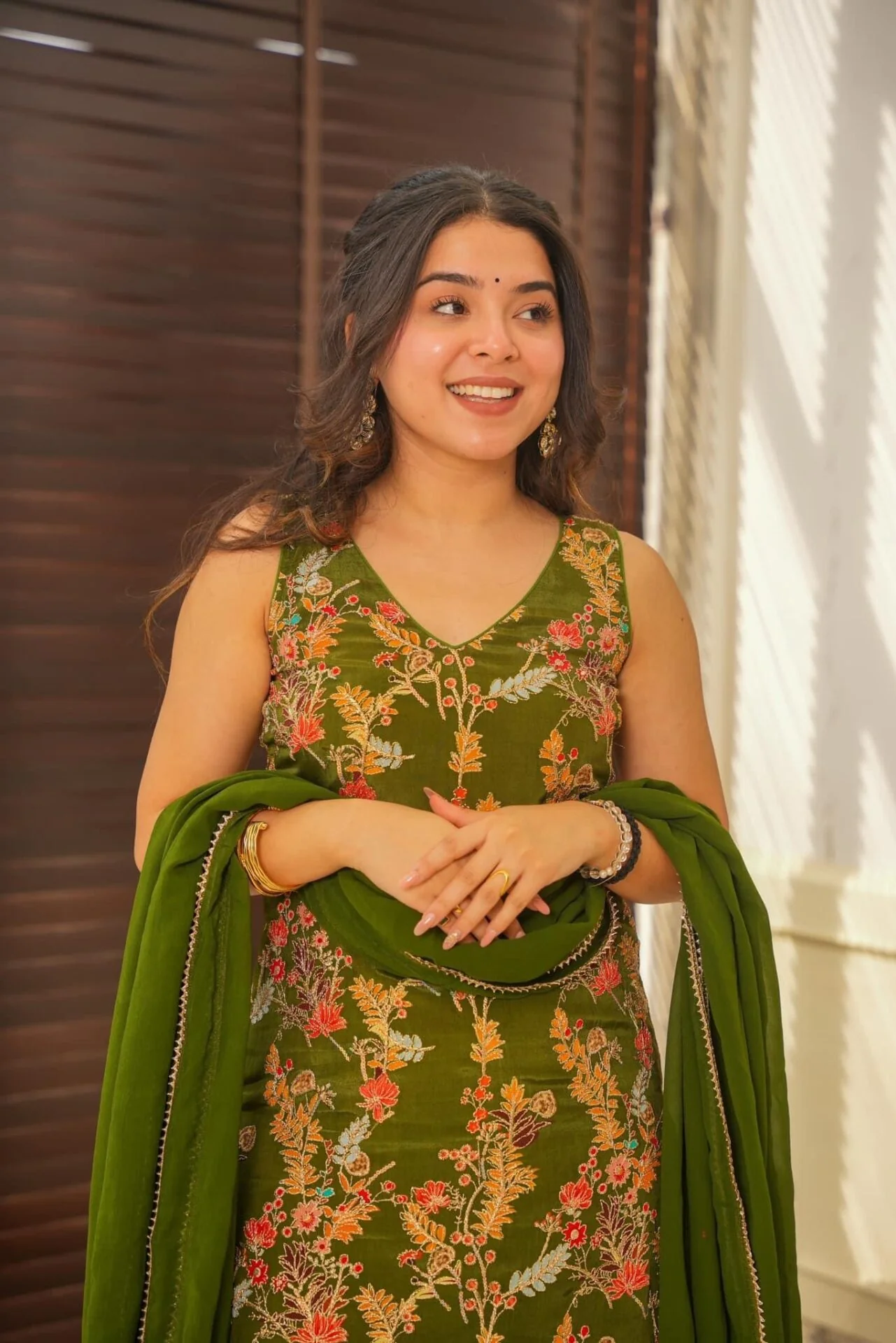 sakhi green heavy embroidered set - Image 5