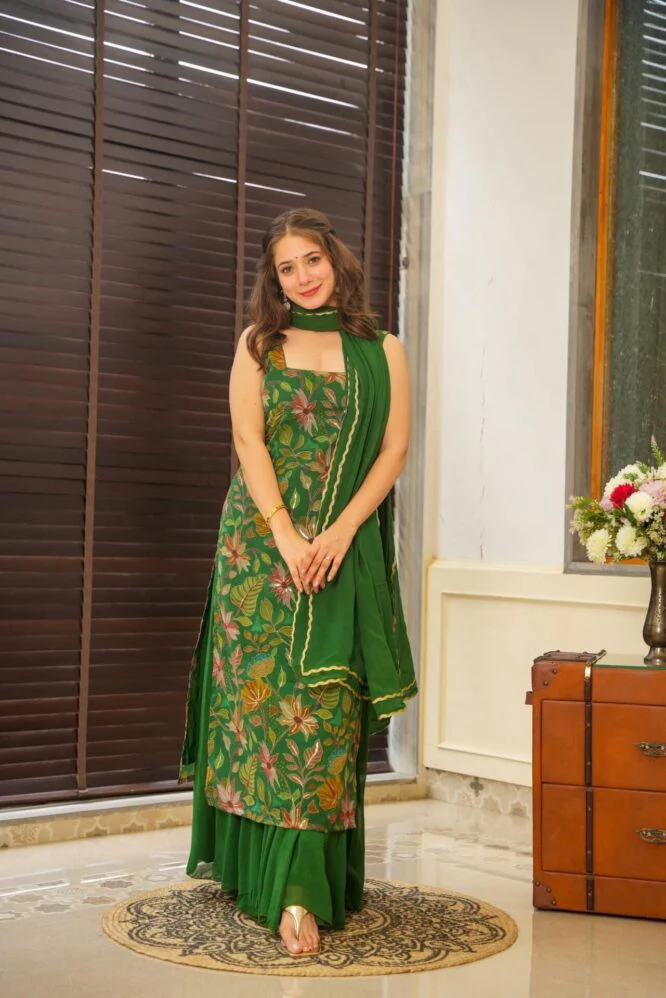 Sparkling green embroidered set - Image 4